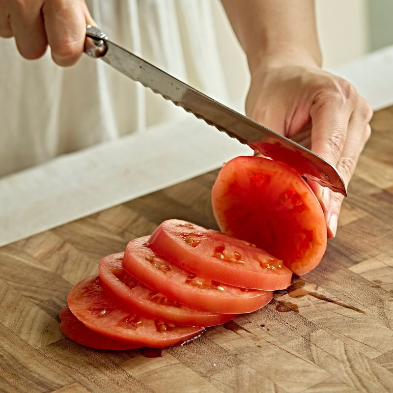 토마토는 0.5센치 두께로 슬라이스 해주세요. 샐러드 채소는 씻어 물기를 제거해 주세요.