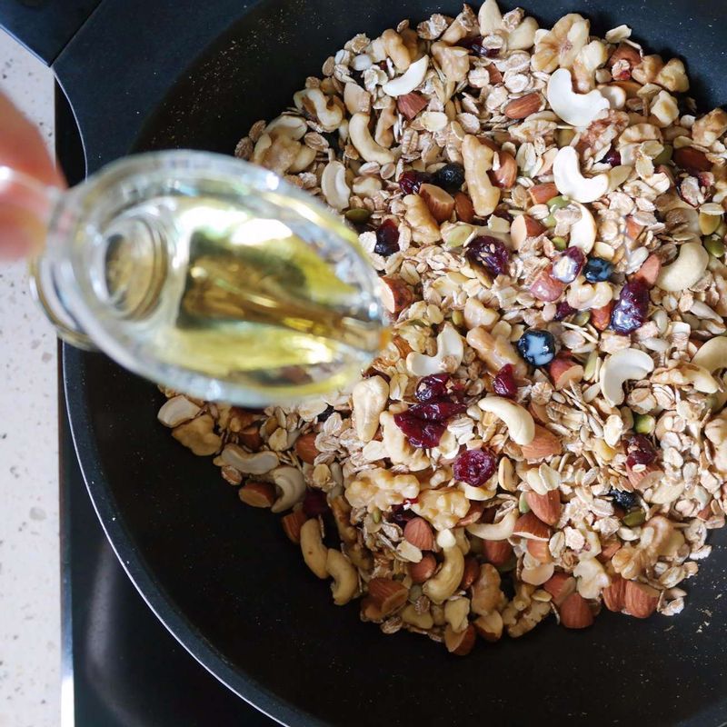 볼에 시럽 재료를 담고 설탕이 완전히 녹을 때까지 섞은 후 건과일과 함께 STEP1에 버무려주세요.