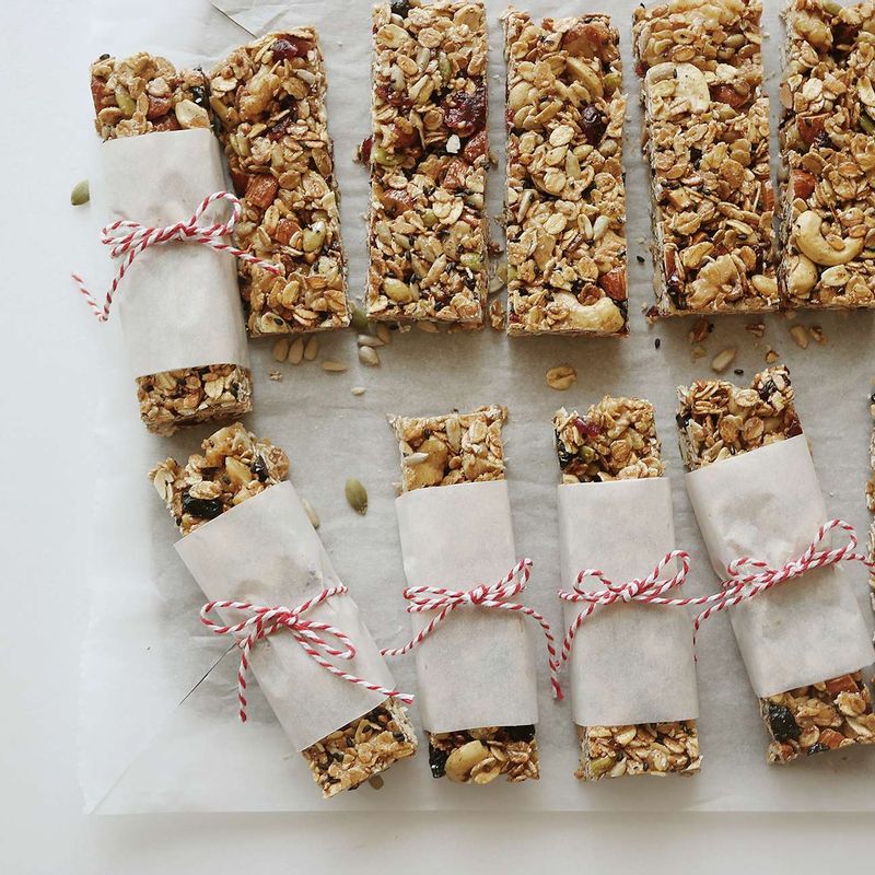 구운 그래놀라바는 냉장고에서 굳힌 후 칼로 먹기 좋게 잘라주세요. 하나씩 포장해 냉동 보관하면 오래 두고 먹을 수 있답니다.