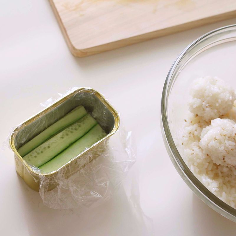 네모난 통에 랩을 깔고 밥-오이-지단-스팸-묵은지-밥 순서로 올린 후 랩을 이용해서 빼주세요.