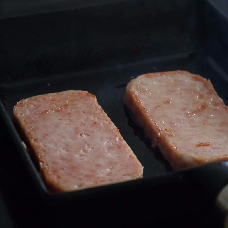스팸은 길게 5등분으로 자르고, 달군 팬에 넣어 노릇하게 구워 주세요.