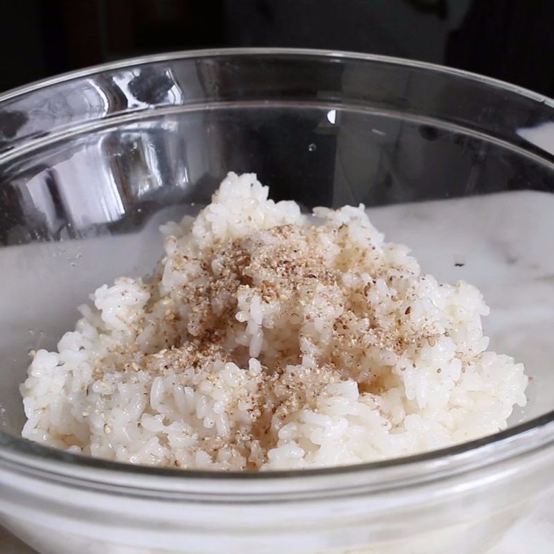 밥은 참기름 1큰술과 깨 1작은술, 약간의 소금으로 간을 해주세요.