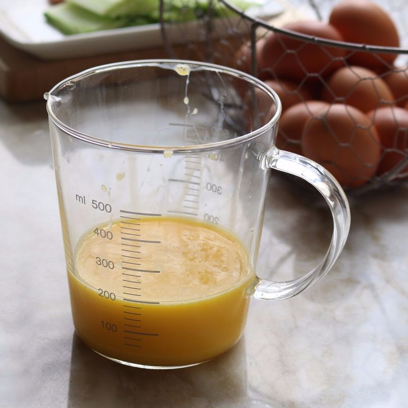 달걀지단재료를 고루 섞은 후 체에 내리고 약한불에서 스팸두께로 달걀을 말아주세요. (달걀물을 체에 거르면 껍질이나 알끈이 제거되어 더 매끈하고 부드러운 달걀말이가 돼요)