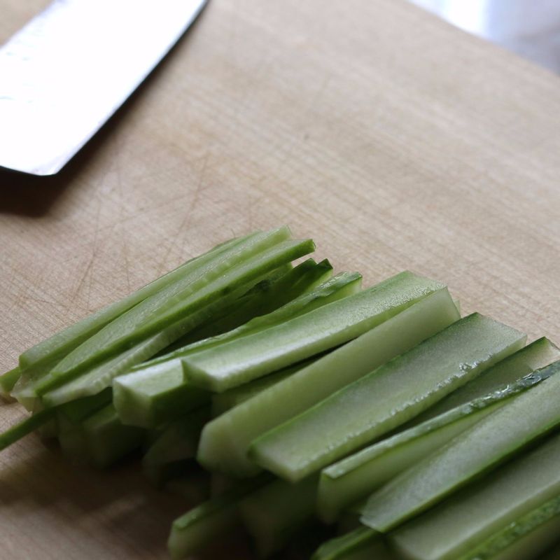오이는 6센치 길이의 편으로 썰고, 묵은지 (또는 잘익은 김치)는 양념을 털어내고 6센치 길이로 썰어주세요.