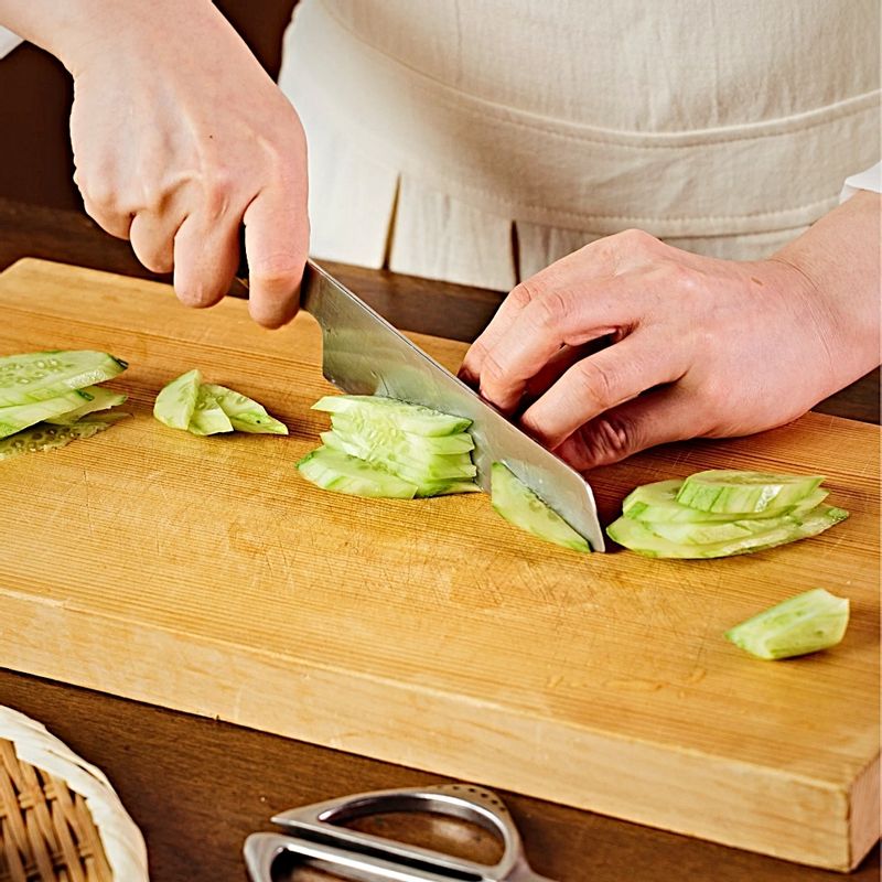 오이는 어슷 썰어준 후 소금을 넣고 10분간 절여주세요.