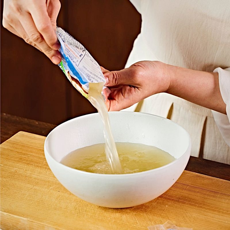 냉면육수에 식초를 넣고 냉장고에서 시원하게 준비해 주세요.