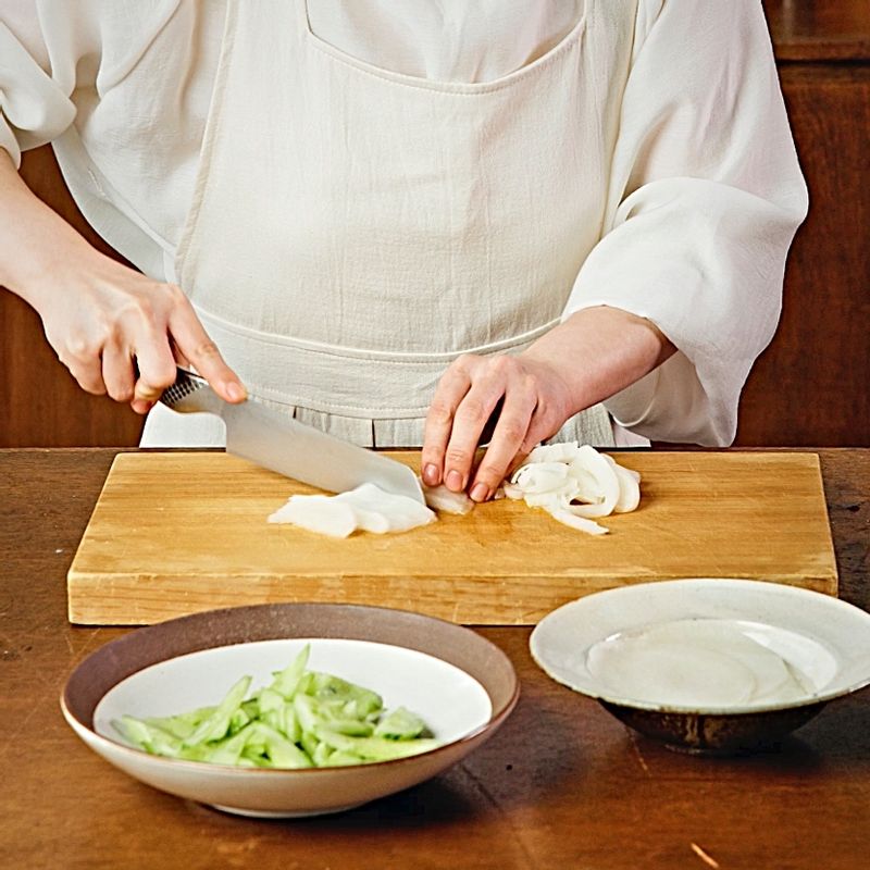 절여둔 오이에 쌈무와 차돌박이를 넣고 고명 양념재료를 넣고 잘 무쳐주세요.
(tip. 기호에 따라 간장, 식초를 가감해서 간을 맞춰주세요)