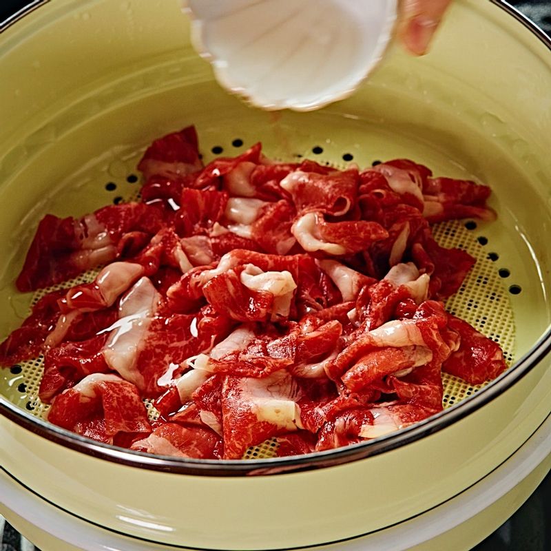 차돌박이는 찜기에 올려 미림을 둘러준 후 강불에서 10분간 쪄주세요.