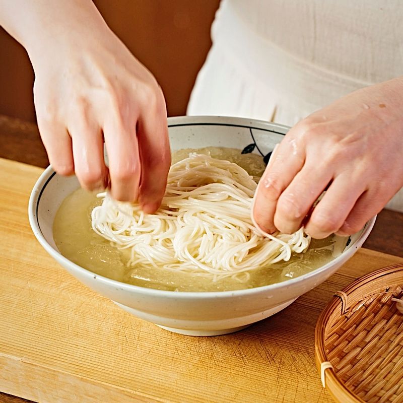 그릇에 소면을 담아주세요. 고명과 냉장고에 넣어둔 육수를 붓고 통깨를 뿌려 맛있게 즐겨주세요.
(tip. 새콤한 맛을 좋아하신다면 냉면육수에 식초를 더 추가하셔도 좋아요.)