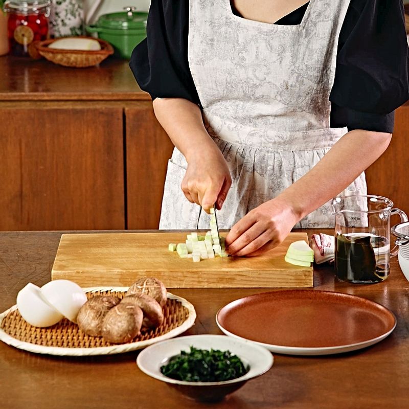 무는 얇게 깍뚝 썰어주세요. 양파는 잘게 다지고, 표고버섯도 얇게 썰어 준비해 주세요.