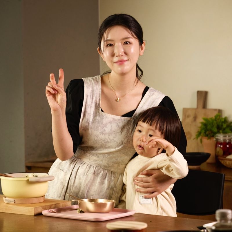 들깨 미역 무솥밥을 위한 재료 이미지로 쌀,다시마육수,건미역,무,양파 등으로 구성 되어있습니다.