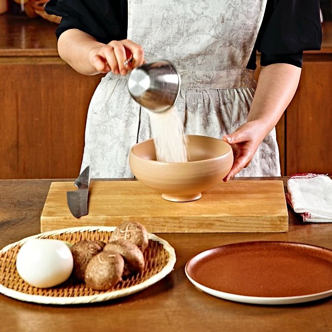 쌀은 깨끗이 씻어 물기를 빼고 30분 정도 불려주세요 미역은 물에 30분 정도 불린 후 흐르는 물에 3~4번 씻어 물기를 빼고 잘게 다져 준비해 주세요.