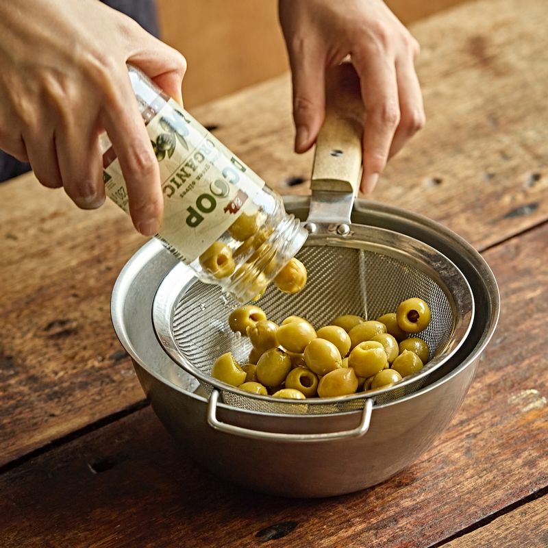 1. 올리브를 체에 받쳐 물을 빼주세요.
(tip.올리브를 살짝 으깨어 사용하면 양념이 더 잘 배인답니다)