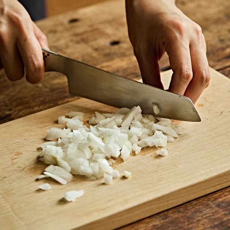 양파는 잘게 다져주세요. 깨는 곱게 갈아주세요.