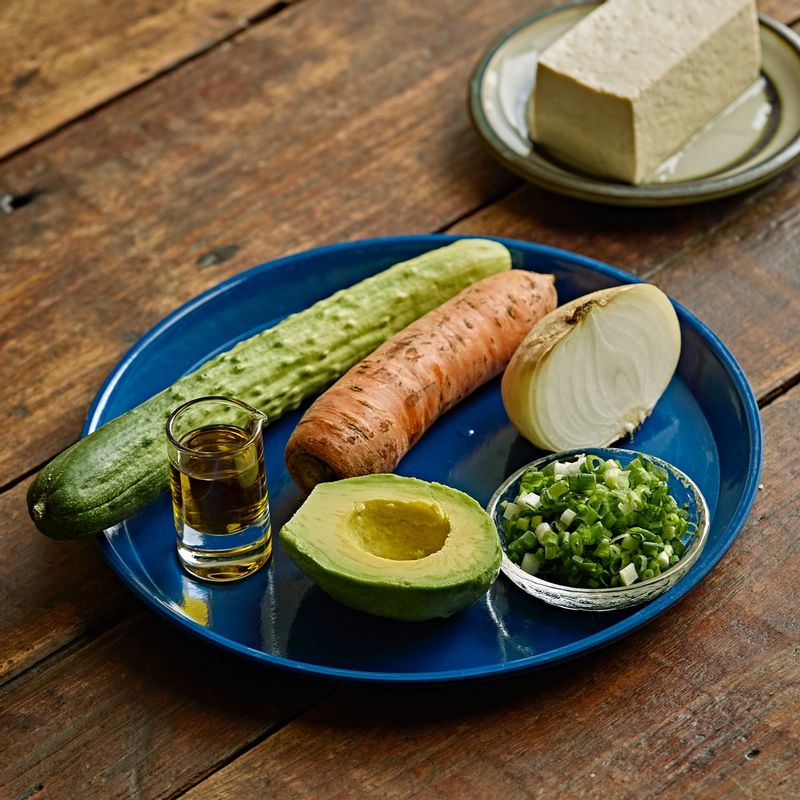 아시안 오이 샐러드을 위한 재료 이미지로 오이,양파,당근,아보카도,두부 등으로 구성 되어있습니다.