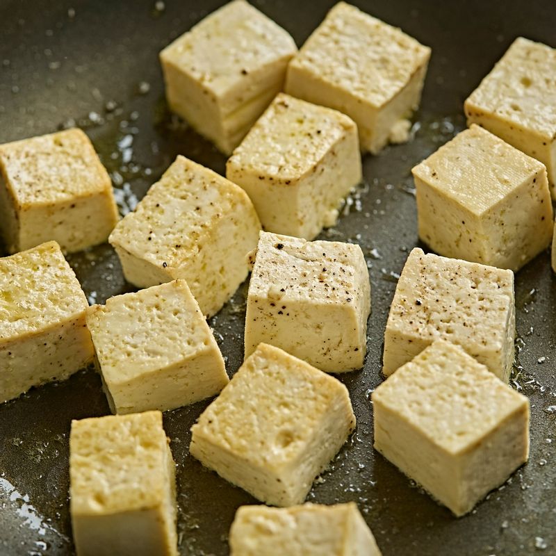 두부를 먹기 좋은 크기로 잘라주세요. 달군 팬에 오일을 두른 후 두부를 올려주세요. 두부 밑간 재료를 뿌린 후 앞뒤로 노릇하게 구워주세요.