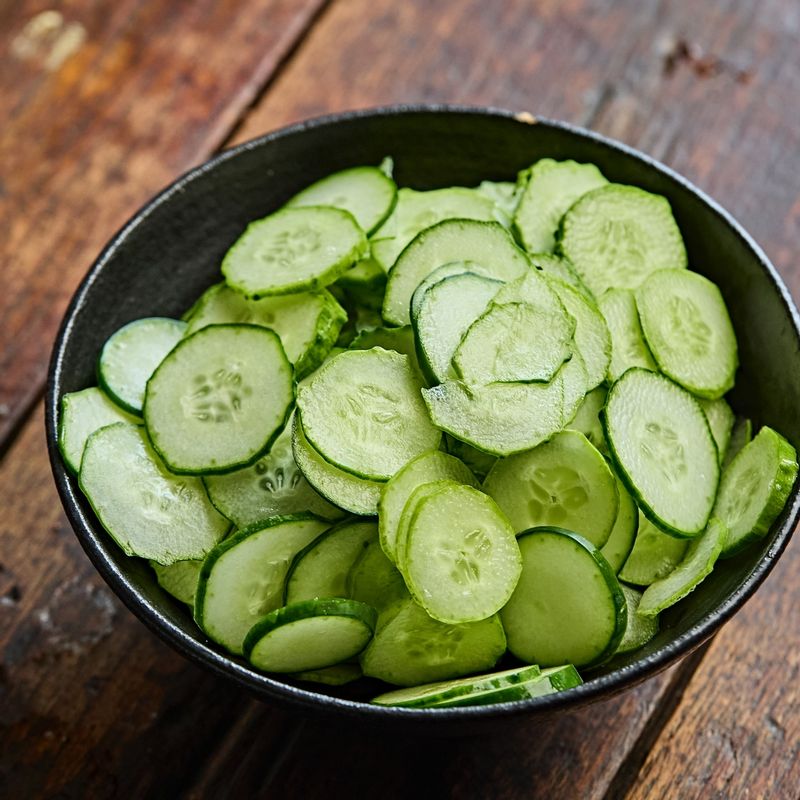 오이에 소금을 뿌려 10분간 절인 후 물기를 꽉 짜주세요.