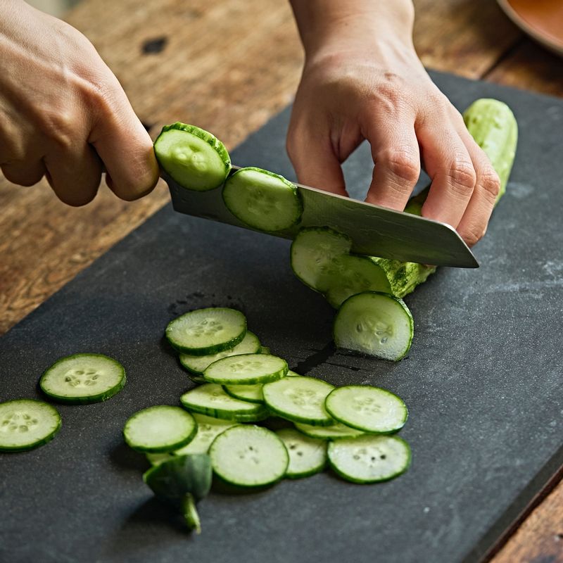 깨끗이 씻은 오이는 모양대로 얇게 썰어주세요.