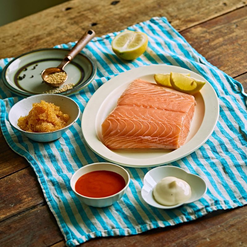 연어깍두기 을 위한 재료 이미지로 생연어,날치알 (생략가능),마요네즈,스리라차 소스,레몬즙 등으로 구성 되어있습니다.