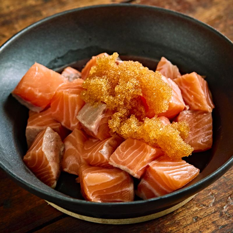 연어에 날치알, 마요네즈, 스리라차소스를 넣고 가볍게 버무려주세요.