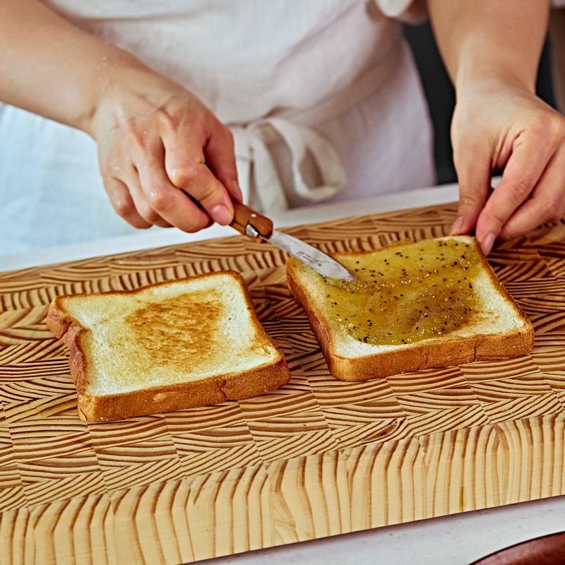 빵 안쪽에 키위사과소스를 바른 후 달걀부침 - 물기를 꽉 짠 양배추채 - 슬라이스햄 - 키위사과소스바른 식빵 순서로 쌓아주세요.