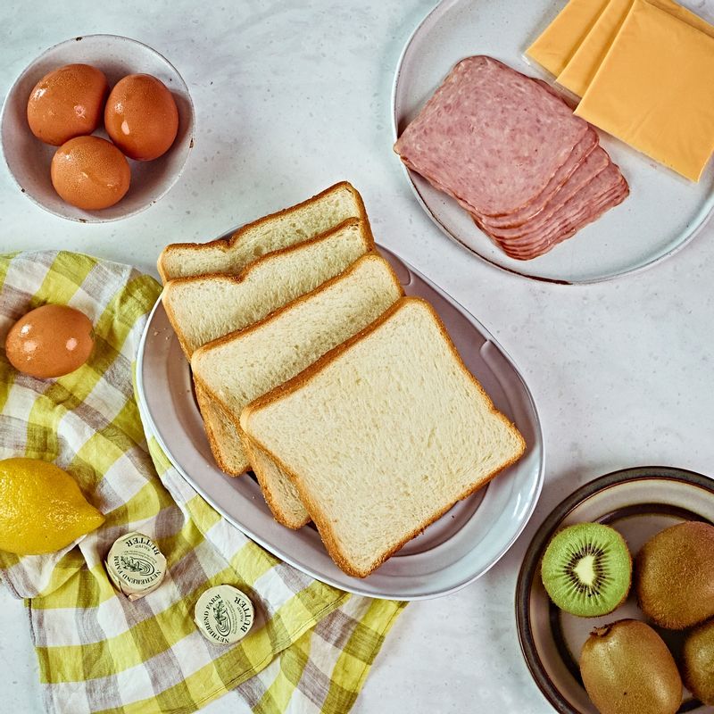 달걀 양배추 토스트을 위한 재료 이미지로 식빵,햄,치즈,양배추,소금 등으로 구성 되어있습니다.