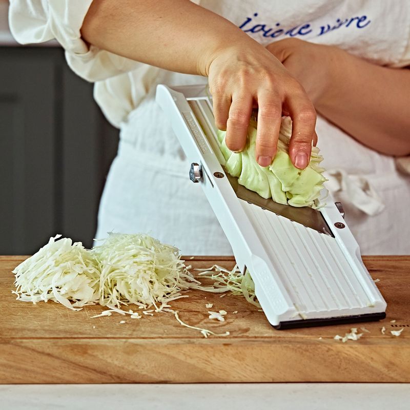 깨끗이 씻은 양배추는 채칼로 곱게 채썰어 소금을 뿌려 10분 정도 절인 후 물기를 꽉 짜주세요.