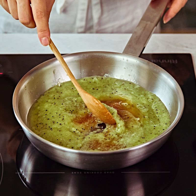 팬에 간 사과,키위, 물, 레몬즙을 넣고 설탕을 넣고 졸여주세요.