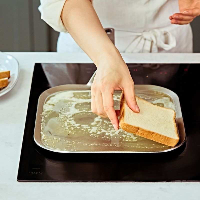 같은 팬에 버터를 녹인 후 중약불에서 식빵을 앞뒤로 노릇하게 굽고 햄도 2~3분간 살짝 구워내주세요.