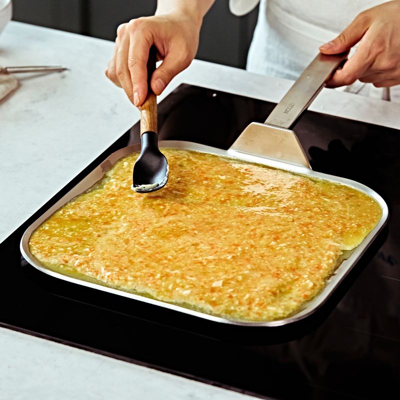 팬에 버터를 녹이고 달걀물을 부어 중불로 3~4분 정도 익힌 후 약불로 줄여 치즈를 올리고 치즈가 살짝 녹을 때 까지 구워주세요. 한김 식혀 4등분 해주세요. (tip. 파마산 치즈를 갈아서 뿌리면 더욱 진한 치즈맛을 느낄 수 있어요)