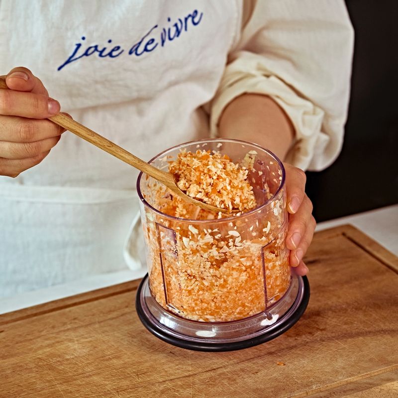 볼에 달걀을 넣고 풀어준 후 다진 양배추, 당근, 소금을 넣고 섞어주세요.