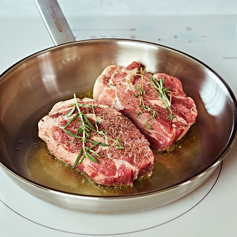 달군 팬에 올리브오일을 두른 후 돼지고기 목살을 올려 구워주세요. 중간에 버터를 넣고 버터를 끼얹어 풍미를 살려주세요. 목살이 익으면 중약불로 줄여 목살소스를 부어가며 3~4분 정도 졸여주세요.