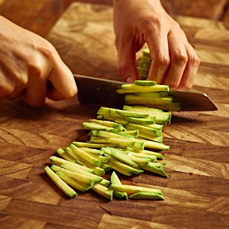 애호박은 가늘게 채를 썰어주세요. 볼에 담고 소금을 뿌려 절여주세요.