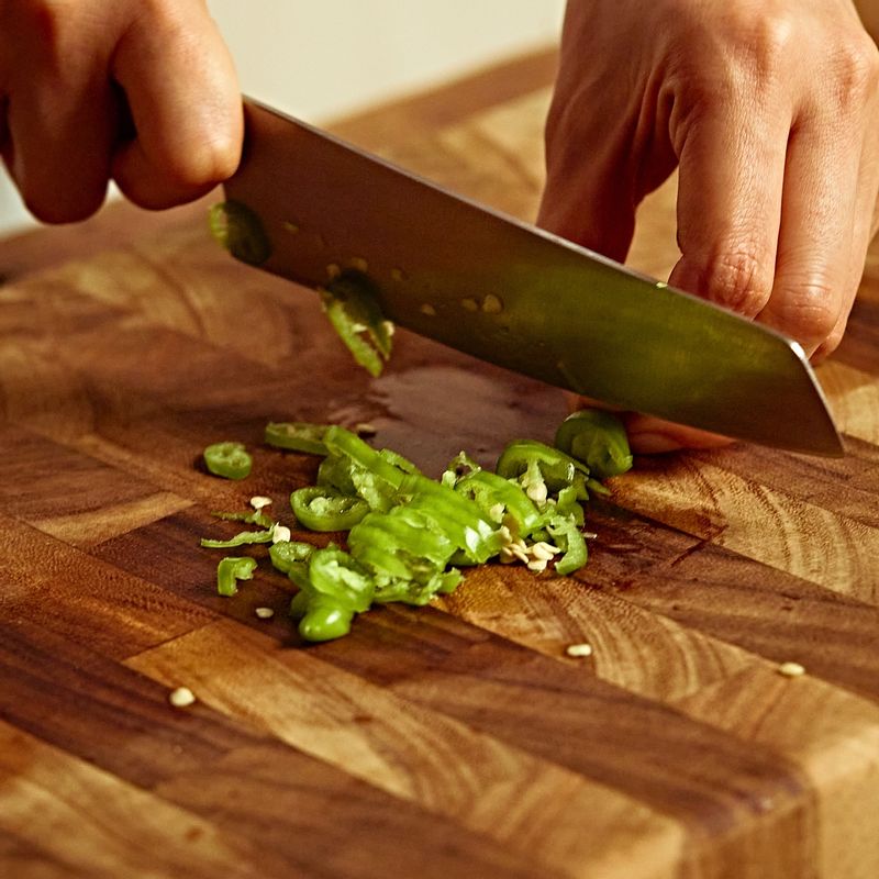 청양고추는 송송 썰어주세요. 볼에 양념 재료를 섞어주세요.