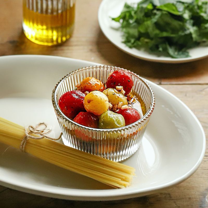 토마토 콜드 파스타을 위한 재료 이미지로 카펠리니면,토마토 마리네이드,올리브오일 등으로 구성 되어있습니다.