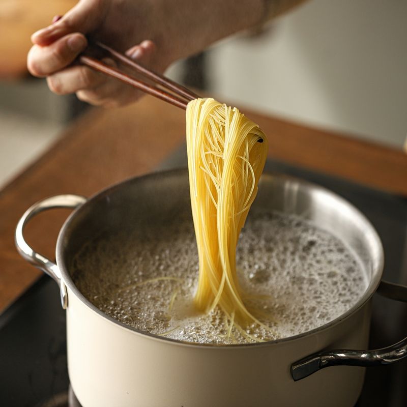 끓는 물에 소금 약간과 카펠리니를 넣고 2분간 삶아낸 후 건져주세요. 삶은 면에 올리브오일 1큰술을 넣어 버무려 두세요.