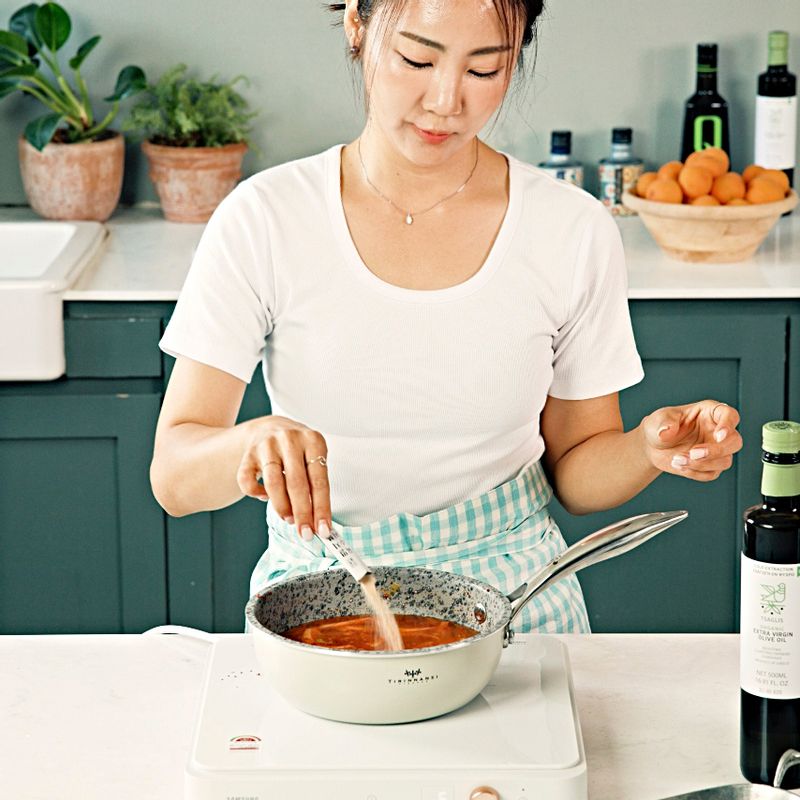 1. 대파는 잘게 썰고 양파는 채 썰어주세요.
2. 냄비에 올리브 오일을 두르고 파를 넣어 파기름을 먼저 내주세요.
3. 양파를 넣고 고춧가루, 다진마늘과 함께 볶아주세요.
4. 육수재료를 모두 섞어 냄비에 넣고 끓여주세요.
(육수 재료 : 육수 재료 : 물 500ml, 가루 육수 1포, 간장 1큰술, 참치액젓 1큰술)
5. 육수가 끓기 시작하면 당면을 넣고, 계란을 풀어 끓여주세요. 소금, 후춧가루로 간을 해준 후 완성해 주세요.
(tip. 계란은 휘젓지 마세요)
(tip. 모자란 간은 소금, 후추로 가감해 주세요)
(tip. 매콤하게 드시고 싶다면 청양고추를 추가해서 드셔주세요)