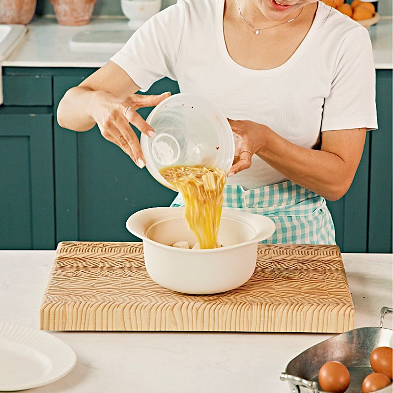 1. 두부는 물기를 닦아준 후 먹기 좋게 썰어주세요. 팽이버섯도 먹기 좋게 썰어두고 계란은 풀어주세요.
2. 계란물에 팽이버섯, 소금, 후추, 레드페퍼, 앳젓을 넣고 간을 맞춰준 뒤 잘 섞어주세요.
3. 전자레인지 찜기에 두부를 넣고 그 위에 계란물을 부어주세요.
4. 전자레인지에 6분 정도 돌려주세요.
5. 소스 재료는 모두 섞어주세요.
(소스 재료 : 간장 2큰술, 물 2큰술, 참기름 3큰술, 깨소금 약간)
6. 완성된 계란찜에 곁들여 맛있게 즐겨주세요.