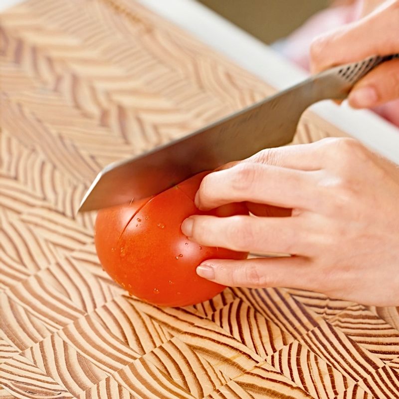 토마토, 블루베리는 깨끗이 씻어 껍질째 준비해 주세요.
(tip. 껍질에는 파이토케미컬 성분이 많아요)
(tip. 껍질의 식감이 싫다면 끓는 물에 살짝 데쳐 껍질을 벗겨 사용해 주세요)