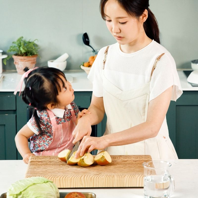 사과와 양배추는 깨끗이 씻어주세요. 사과는 4등분으로 잘라주고 씨를 제거해 주세요. 양배추도 적당한 크기로 잘라주세요.