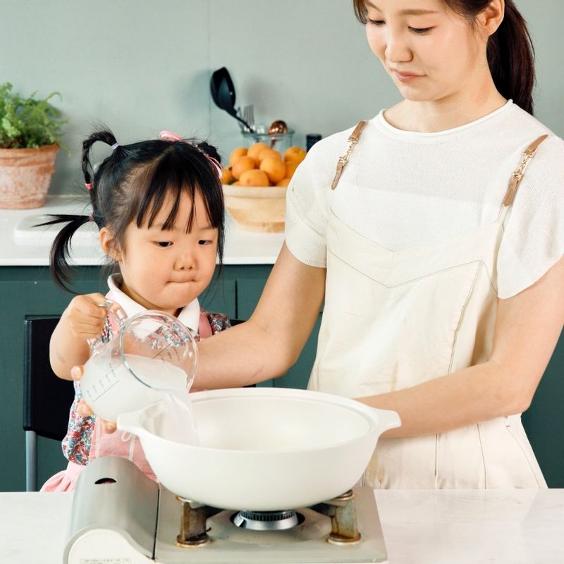 양배추 사과 스무디을 위한 재료 이미지로 사과,양배추,물 등으로 구성 되어있습니다.