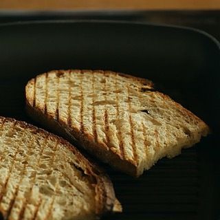 호밀빵을 팬에 넣어 앞뒤로 노릇하게 구워주세요.
