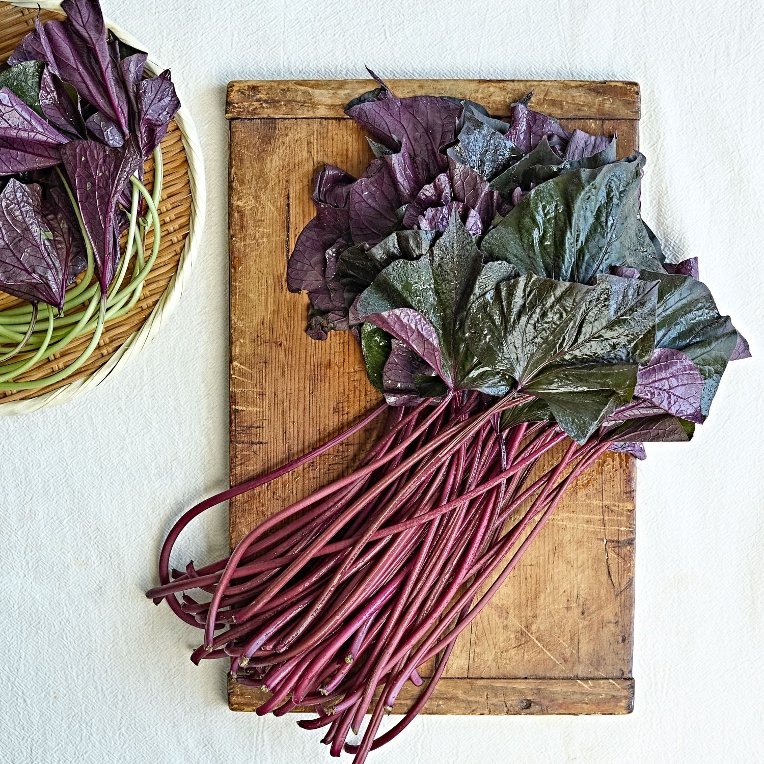 고구마잎 장아찌 을 위한 재료 이미지로 고구마 잎 등으로 구성 되어있습니다.