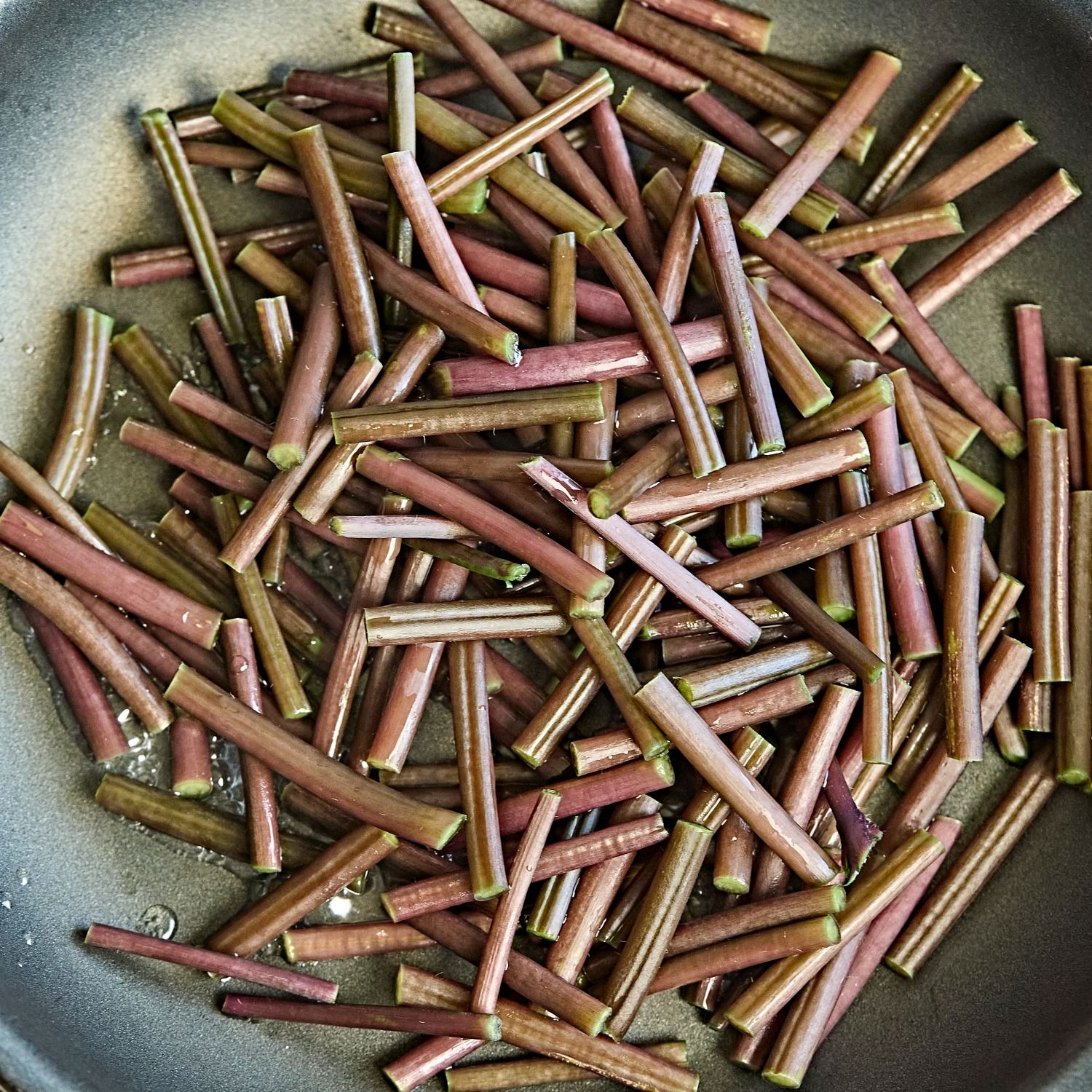 팬에 다진 마늘, 국간장, 소금, 식용유, 멸치 다시마육수를 넣고 조물조물 무쳐 밑간 해주세요.
