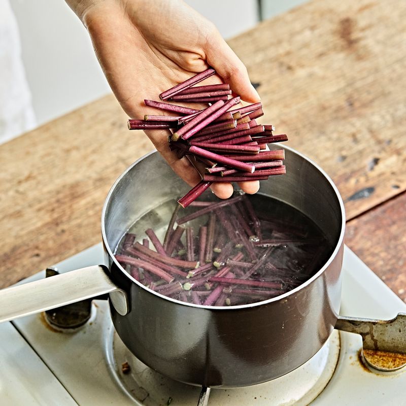 손질한 고구마 줄기 세척하고 냄에 물을 넣고 소금 소량 넣은 후 4분 데친 후 찬물에 체에 받쳐 물기를 빼주세요.