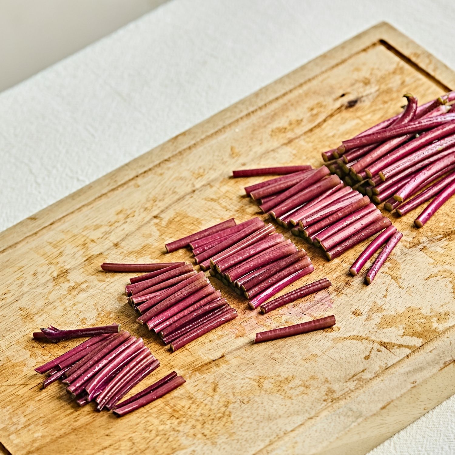 고구마 줄기는 먹기 좋은 크기로 잘라주세요. (기호에 따라 껍질을 벗겨주세요)