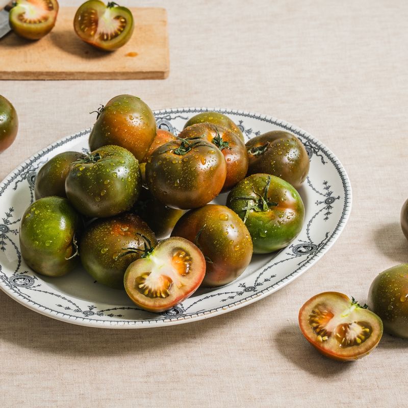 흑토마토 샐러드 을 위한 재료 이미지로 흑토마토,페타치즈절임 등으로 구성 되어있습니다.