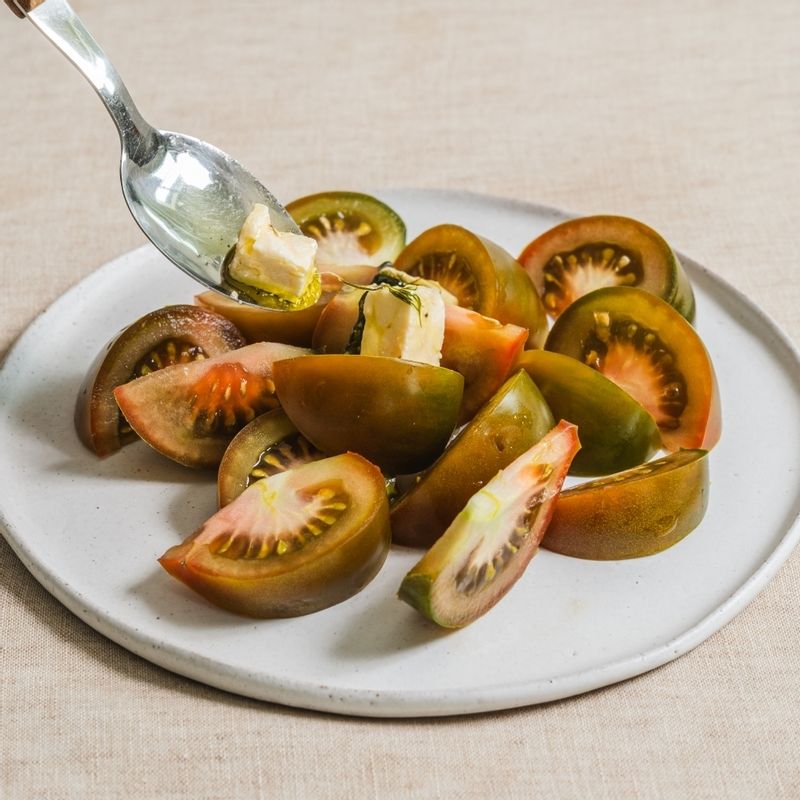 그릇에 토마토, 페타치즈 절임을 담아주세요.