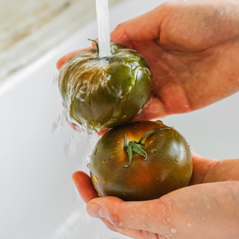 토마토는 꼭지를 떼고 한 입 크기로 잘라주세요.