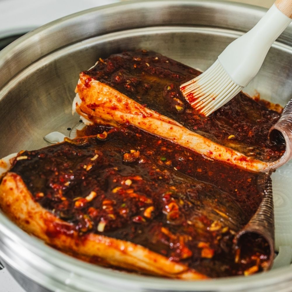 홍어 위에 찜소스를 적당량 바른 후 쪽파, 깨를 뿌려주세요.